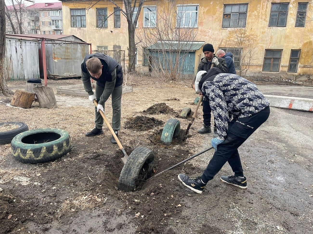 Члены Молодежного совета при Думе УГО убрали старые шины во дворе жилого  дома | 01.04.2024 | Уссурийск - БезФормата